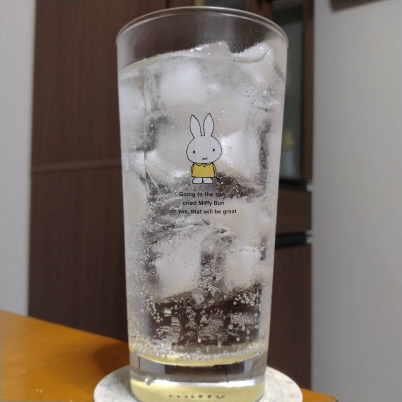 グラスに注いだキリン氷結®無糖スモモALC.7%(期間限定)