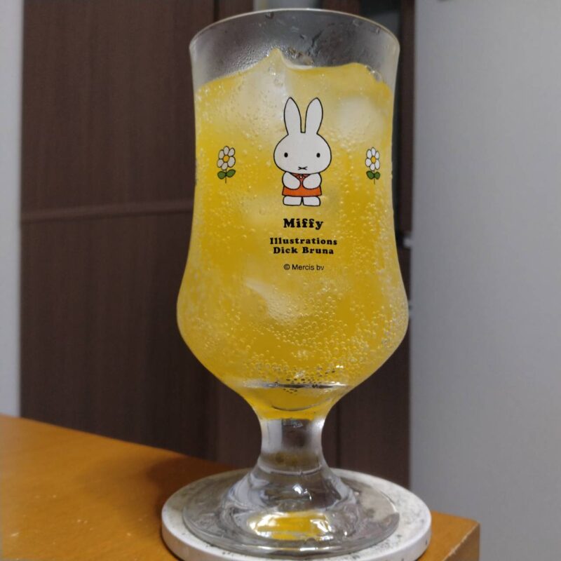グラスに注いだ全農沖縄県産トロピカルフルーツミックスサワー