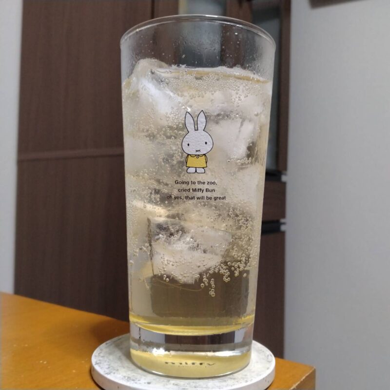 グラスに注いだサントリージムビームハイボール缶夏限定パッケージ