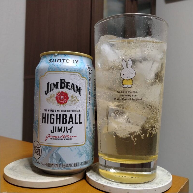 サントリージムビームハイボール缶夏限定パッケージとグラスに注いだサントリージムビームハイボール缶夏限定パッケージ