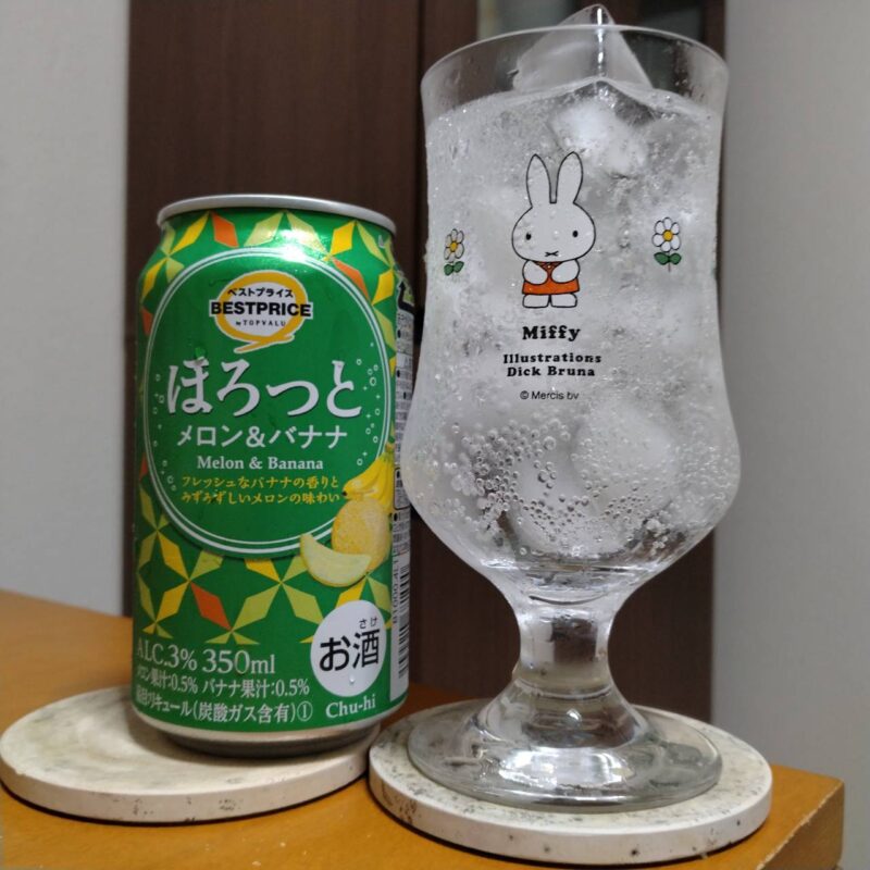 イオンベストプライスほろっとメロン&バナナとグラスに注いだイオンベストプライスほろっとメロン&バナナ