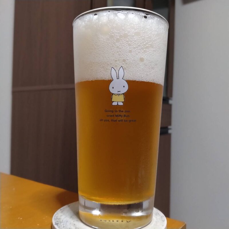グラスに注いだエチゴビール浪漫が香る歓びエール