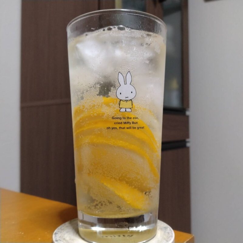 グラスに注いだサントリーSUNTORY WORLD WHISKY「碧Ao〈海薫るハイボール〉缶」その1