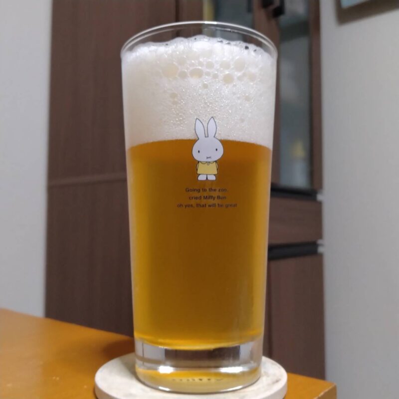 グラスに注いだ伊勢角屋麦酒イトーヨーカドー限定CRAF TDAYS柚子日和エール