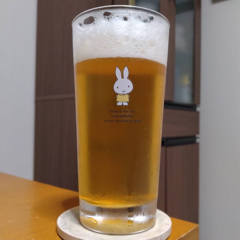 グラスに注いだ黄桜酒造セブンアンドアイグループ限定HUB監修クラフトビールSESSION PALE ALE