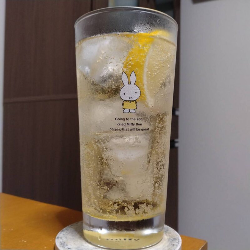 グラスに注いだサントリートリスハイボール夏限定パッケージ