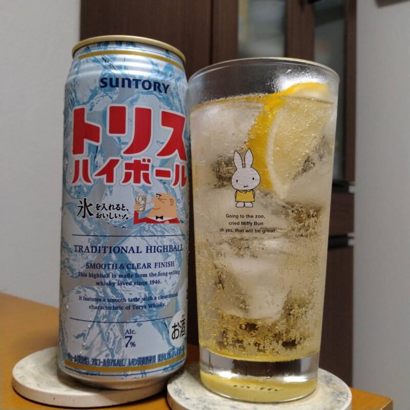 サントリートリスハイボール夏限定パッケージとグラスに注いだサントリートリスハイボール夏限定パッケージ