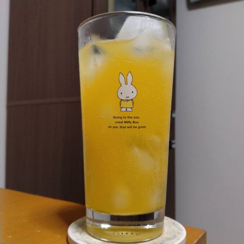 グラスに注いだキリン本搾り™チューハイ 愛媛産甘夏と柑橘ブレンド＜季節厳選＞