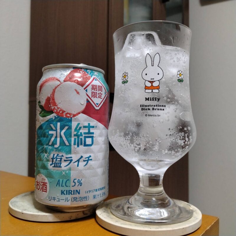 キリン氷結®塩ライチ（期間限定）とグラスに注いだキリン氷結®塩ライチ（期間限定）