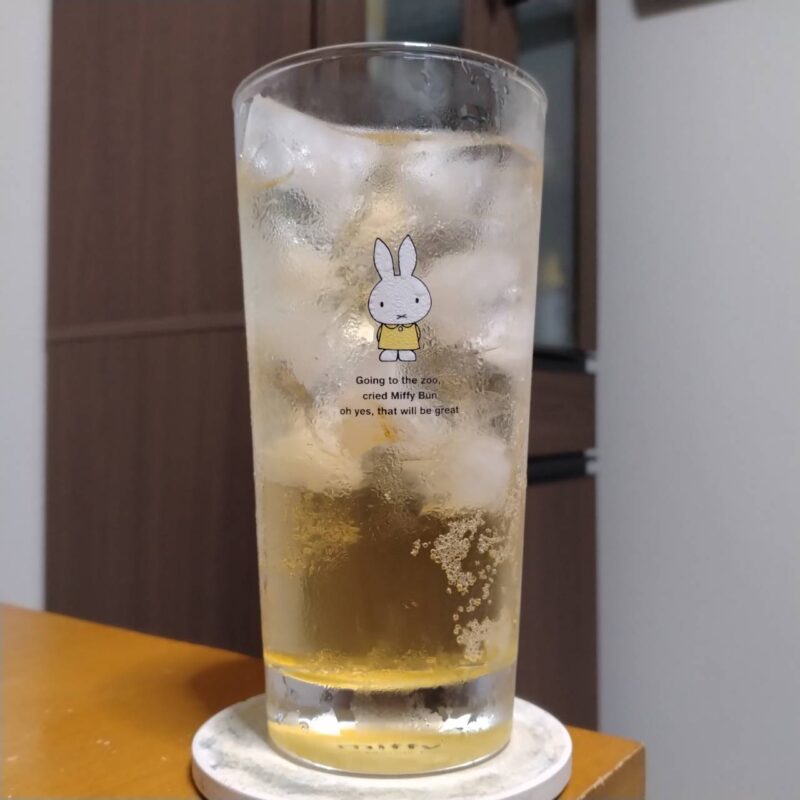 グラスに注いだチョーヤ梅酒セブンイレブン限定The CHOYA 銀座BARブランデー梅ハイボール