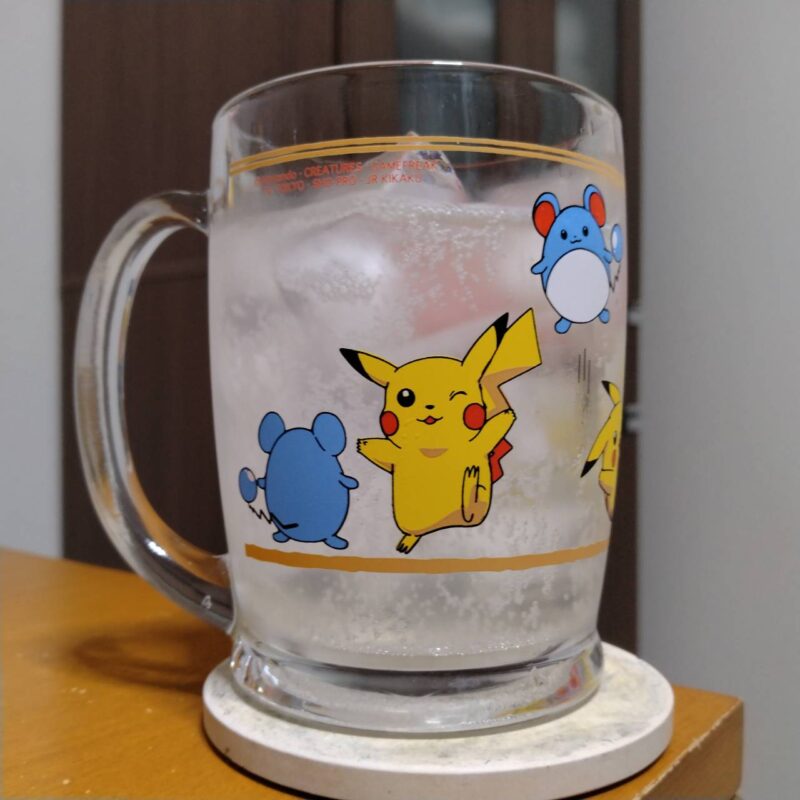 グラスに注いだアサヒローソン限定贅沢搾りプレミアム黄金桃(その1)