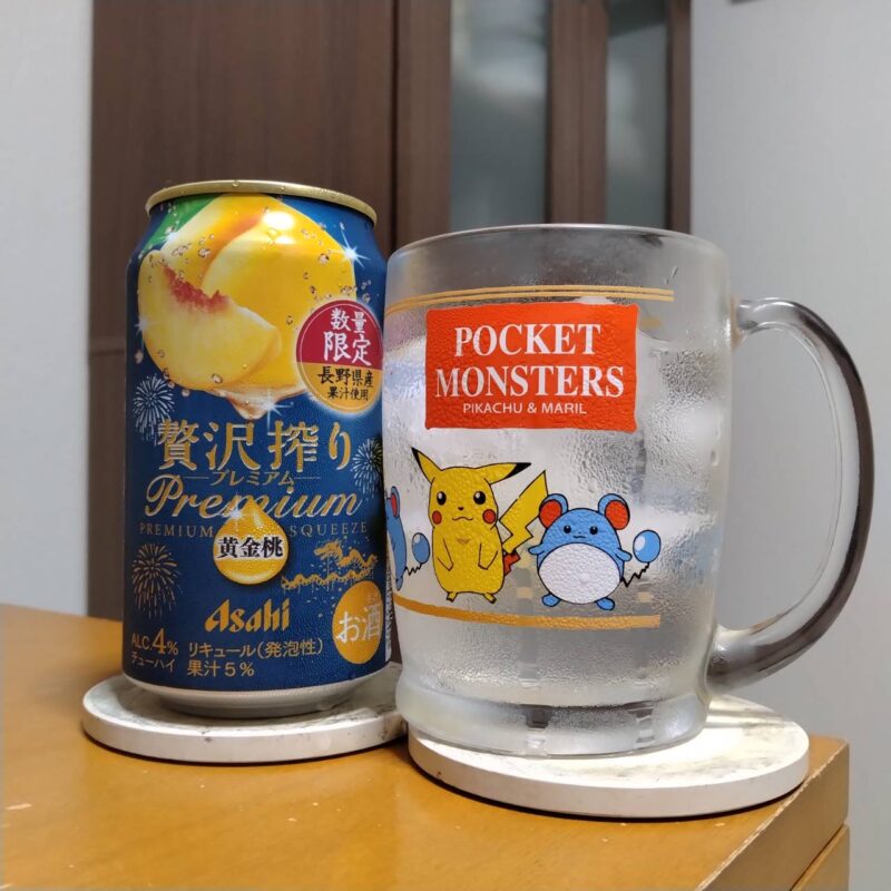 アサヒローソン限定贅沢搾りプレミアム黄金桃とグラスに注いだアサヒローソン限定贅沢搾りプレミアム黄金桃