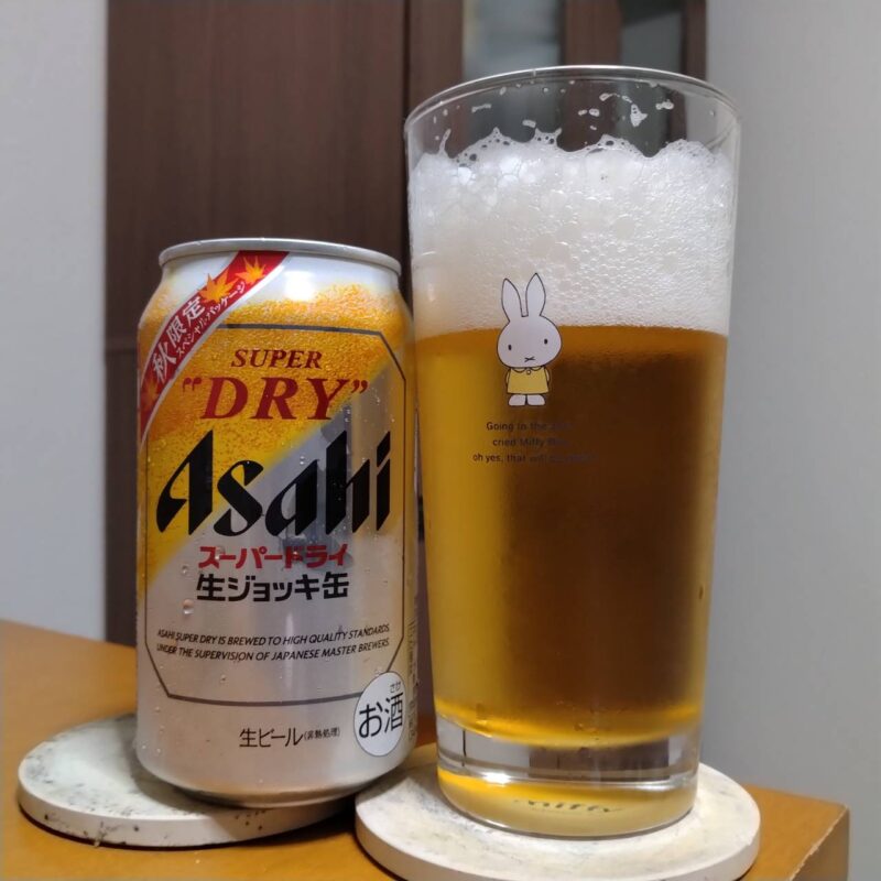 スーパードライ生ジョッキ缶紅葉デザインスペシャルパッケージとグラスに注いだスーパードライ生ジョッキ缶紅葉デザインスペシャルパッケージ(その2)