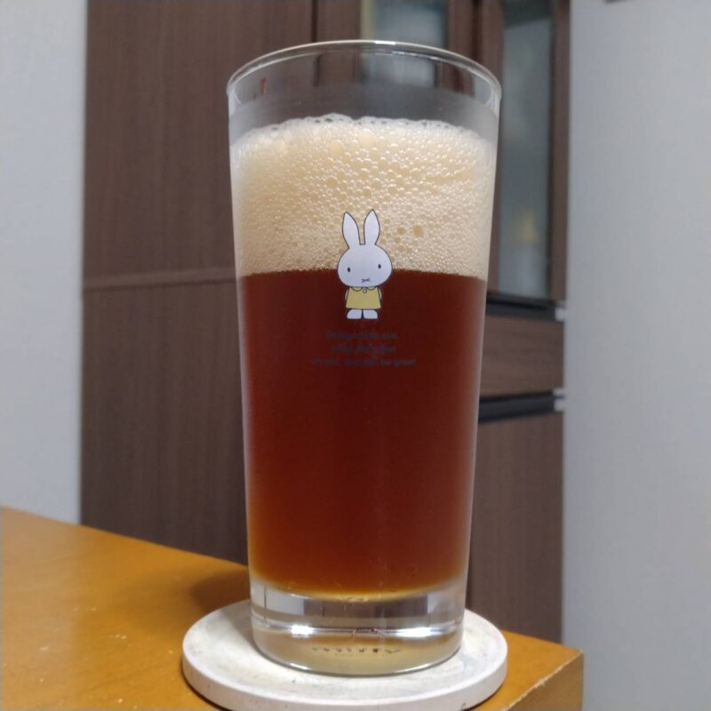 グラスに注いだ盛田金しゃちビールアルト