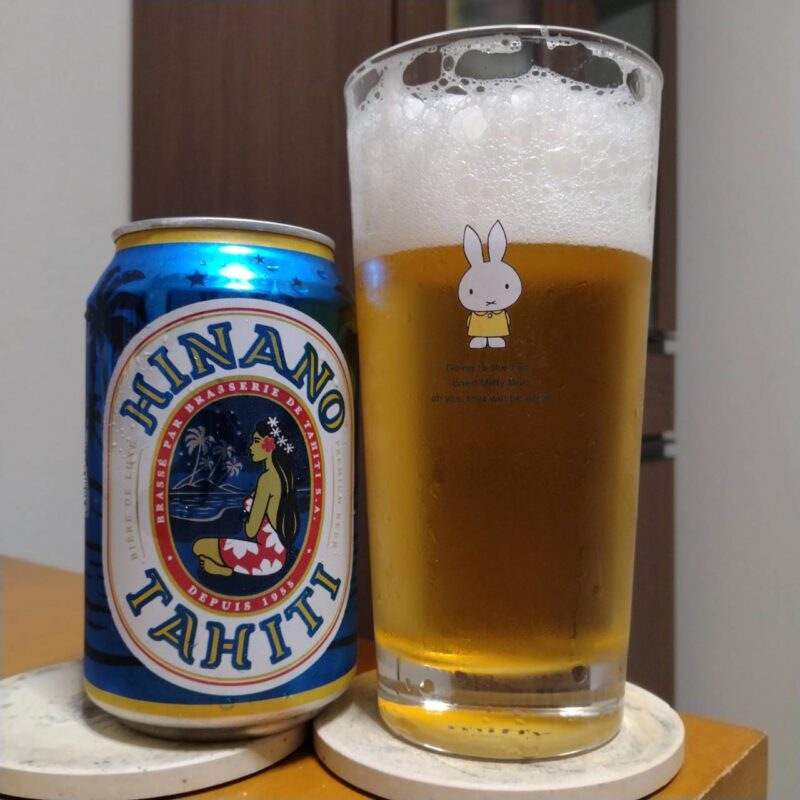 ヒナノビールとグラスに注いだヒナノビール