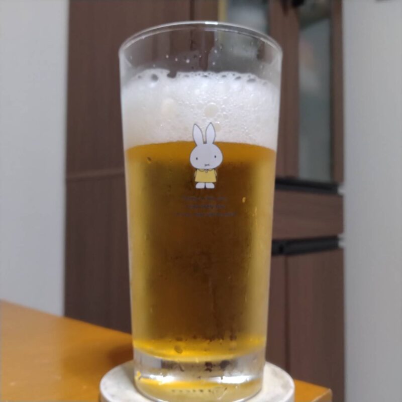 グラスに注いだアサヒペローニナストロアズーロ