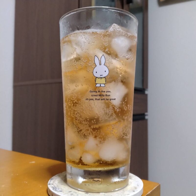 グラスに注いだサントリーほろよい〈Liptonマスカットティーサワー〉