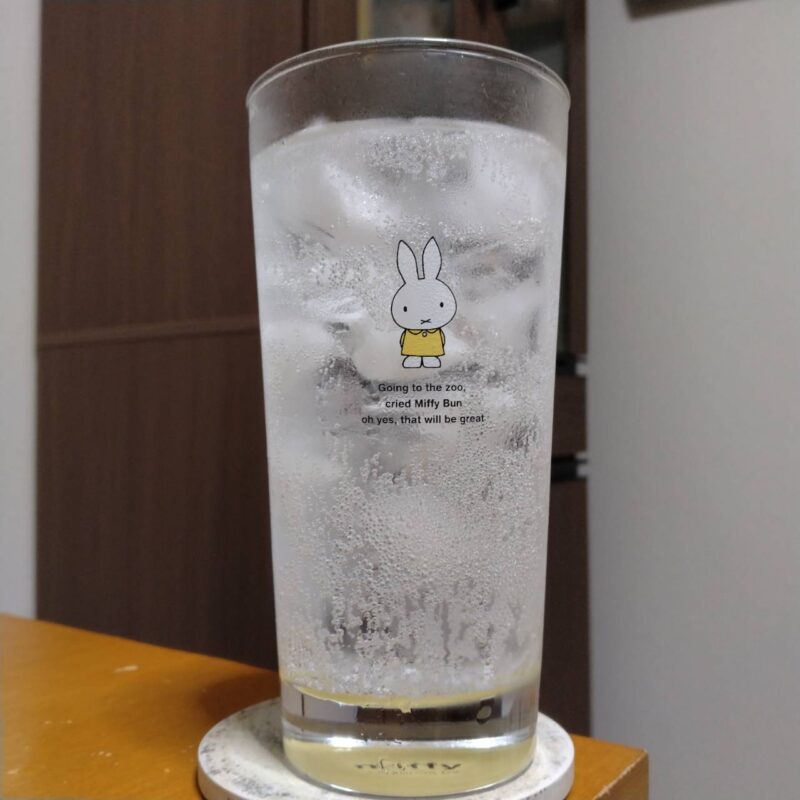 グラスに注いだサントリー翠ジンソーダ缶〈瀬戸内レモン搾り〉