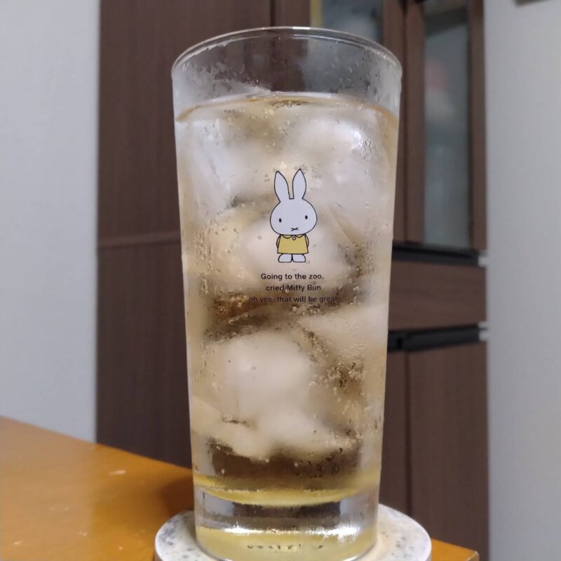 グラスに注いだ富永貿易神戸居留地ハイボール