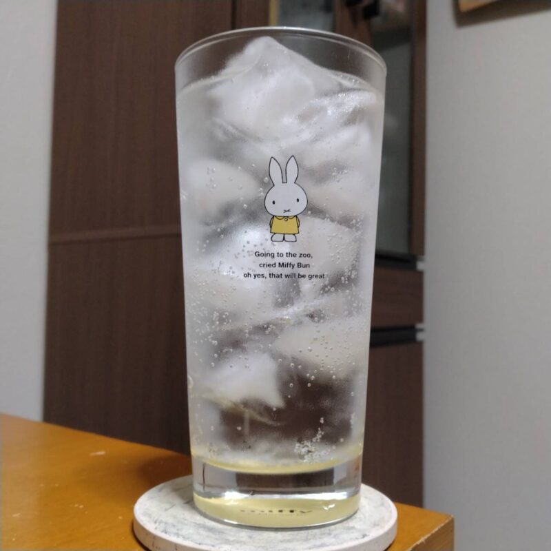 グラスに注いだサントリーこだわり酒場のタコハイ〈芳醇プレーン〉