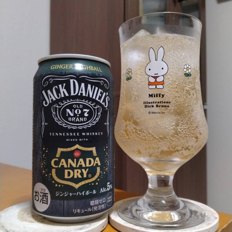 コカ・コーラジャックダニエル＆カナダドライ ジンジャーハイボールとグラスに注いだコカ・コーラジャックダニエル＆カナダドライ ジンジャーハイボール