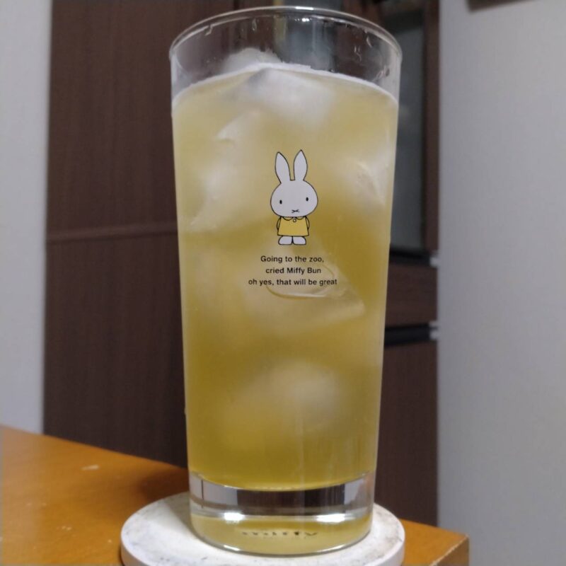  グラスに注いだ合同酒精 鍛茶鍛高譚の緑茶ハイ