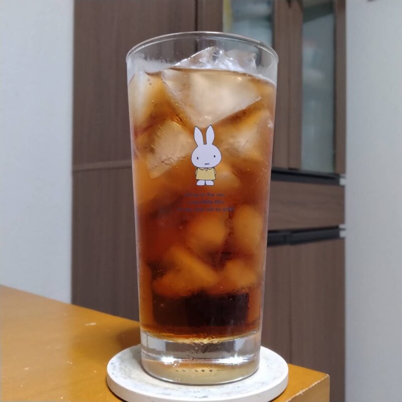グラスに注いだ合同酒精鍛茶 TAN TAKA TAN SHISO梅酒の紅茶ハイ