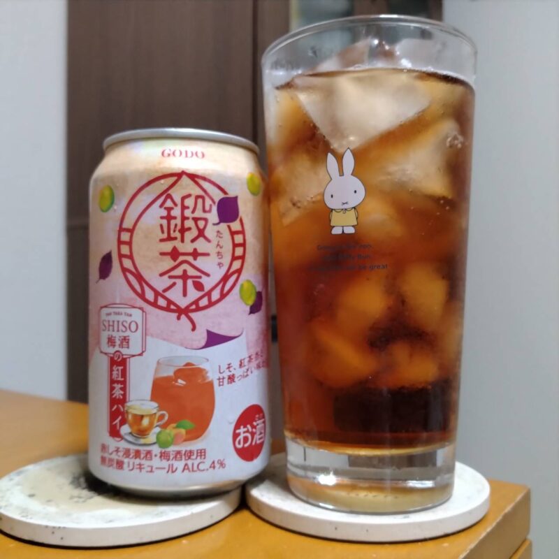 合同酒精鍛茶 TAN TAKA TAN SHISO梅酒の紅茶ハイとグラスに注いだ合同酒精鍛茶 TAN TAKA TAN SHISO梅酒の紅茶ハイ