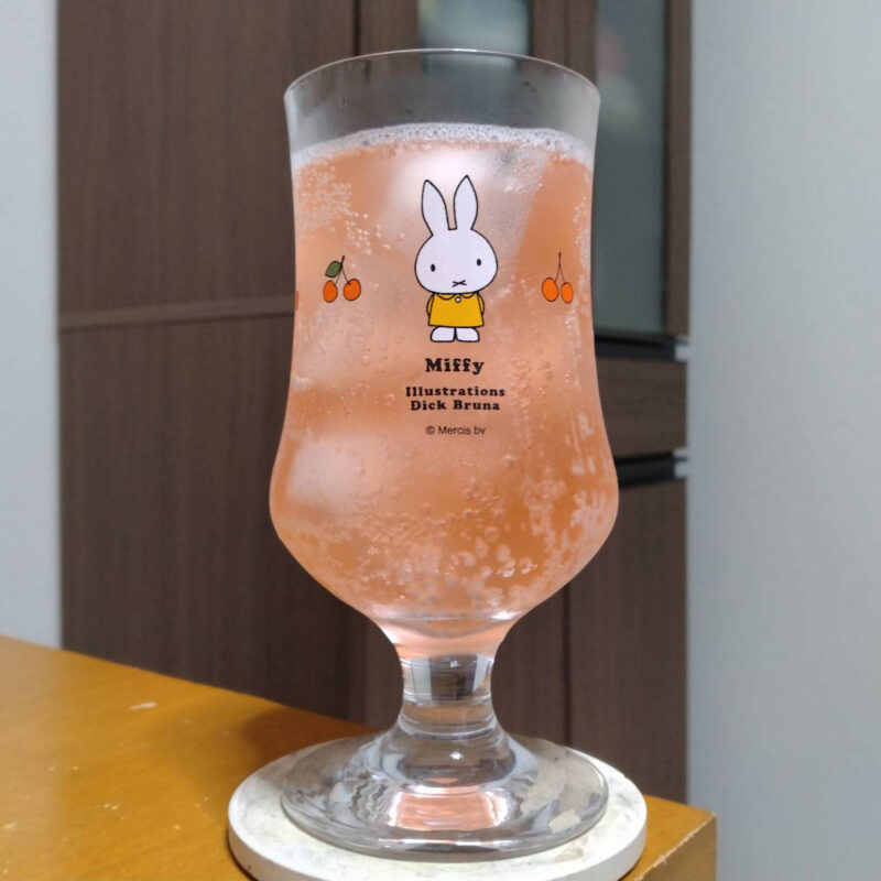 グラスに注いだ合同酒精横浜カクテルジン×オレンジ
