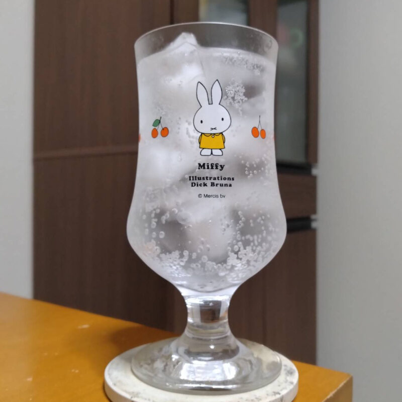 グラスに注いだキリンセブン&アイグループ限定キリン氷結®mottainaiキウイのたまご™（期間限定）