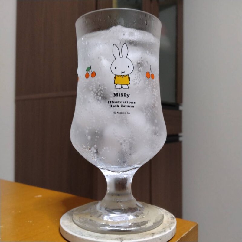 グラスに注いだキリン氷結®無糖ゆずスパークリングALC.7%（期間限定）