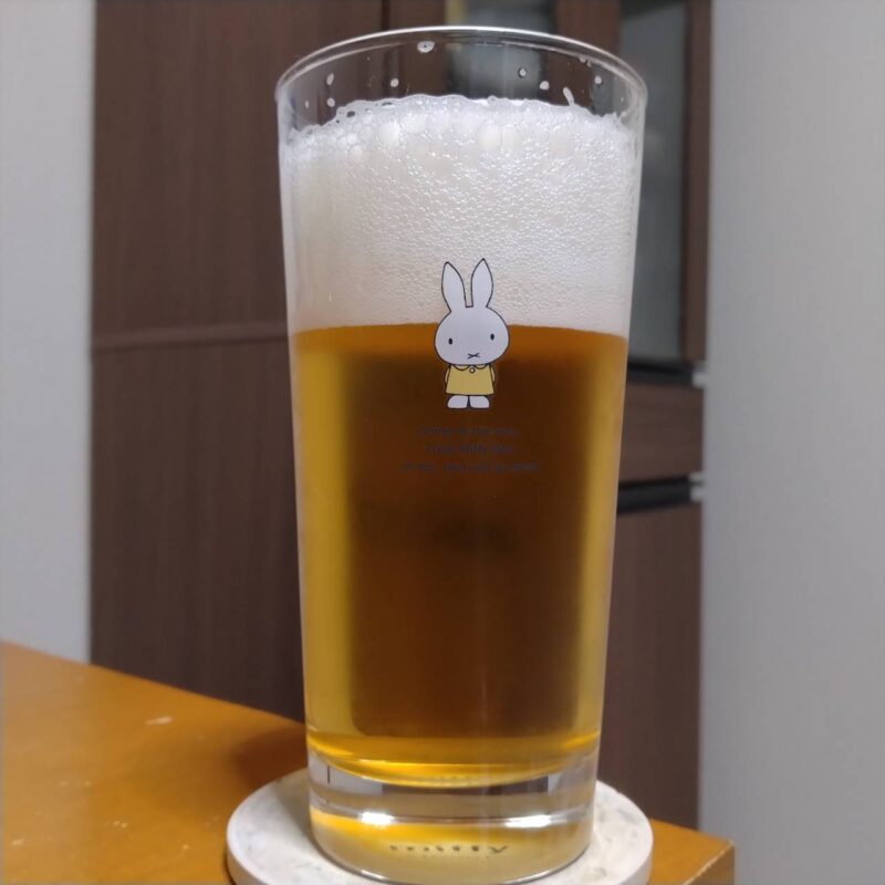 グラスに注いだサッポロ生ビール黒ラベル「大人つまみ CRAFT BOX」キャンペーンデザイン缶