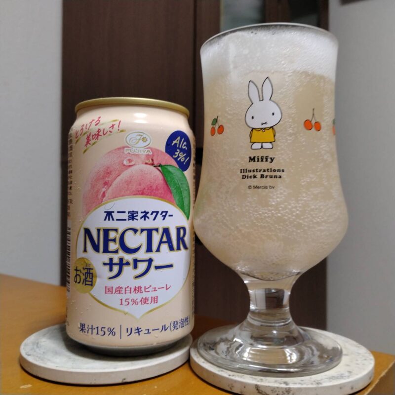 セブン&アイグループ限定不二家ネクターサワー(2025年度版)とグラスに注いだセブン&アイグループ限定不二家ネクターサワー(2025年度版)