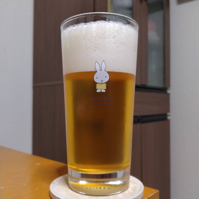 グラスに注いだイオントップバリュプレミアム生ビール(リニューアル版)