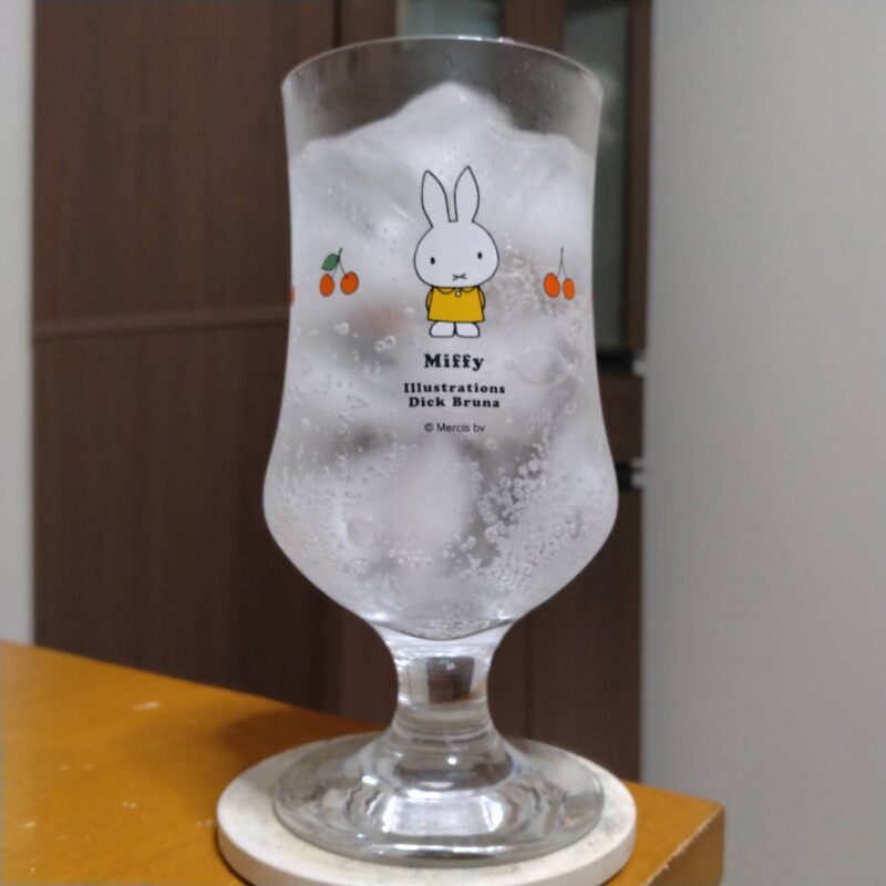 グラスに注いだアシード・マルエツ限定CHU-HIレモン