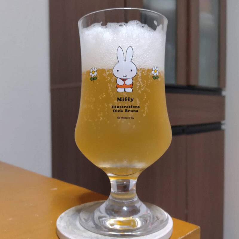 グラスに注いだ伊勢角屋麦酒イトーヨーカドー限定CRAFT DAYS Hop Lager