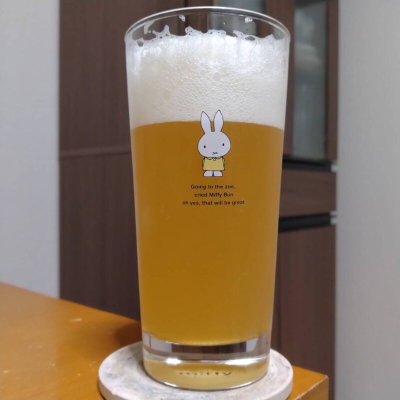 グラスに注いだ伊勢角屋麦酒WEST COAST PILSNER