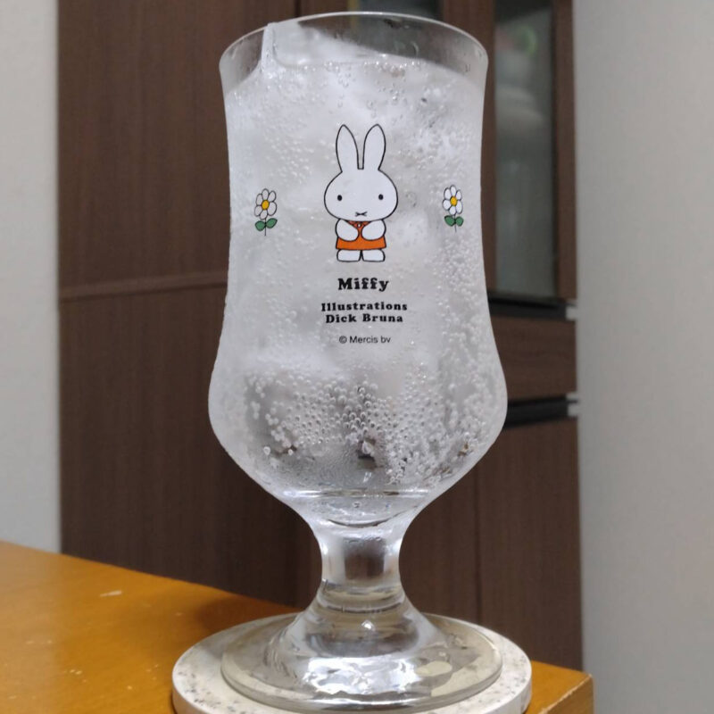 グラスに注いだ日酒販日本酒スパークリングカクシアジふんわりミント