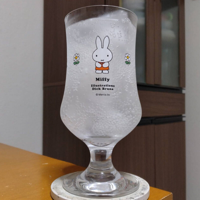 グラスに注いだ日酒販日本酒スパークリングカクシアジにごりホワイト