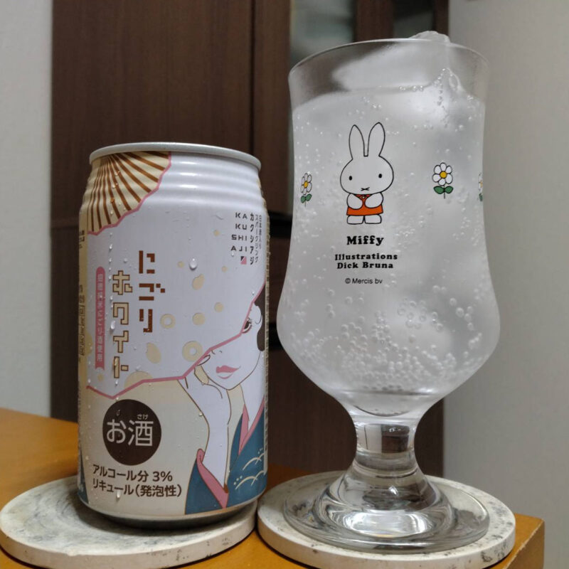 日酒販日本酒スパークリングカクシアジにごりホワイトとグラスに注いだ日酒販日本酒スパークリングカクシアジにごりホワイト