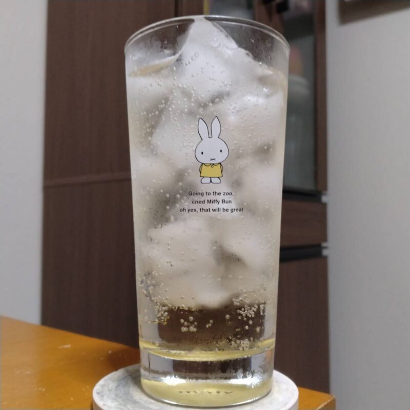 グラスに注いだイオンベストプライスまる搾りいちご