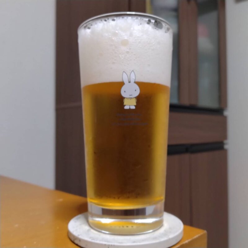 グラスに注いだサッポロ生ビール黒ラベル