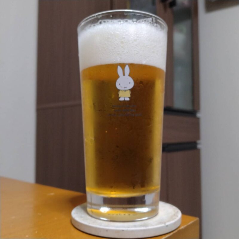 グラスに注いだサッポロ生ビール黒ラベルＥＸＴＲＡ ＴＨＩＮＫ (エクストラシンク)