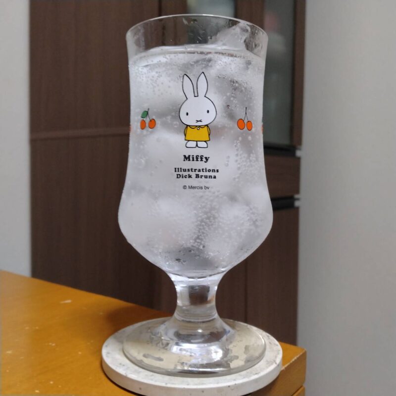 グラスに注いだサントリー冬の柚子チューハイ