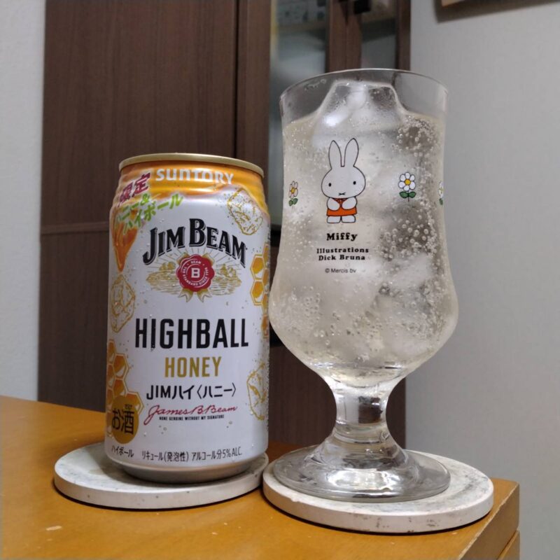 サントリージムビームハイボール缶〈ハニーハイボール〉とグラスに注いだサントリージムビームハイボール缶〈ハニーハイボール〉