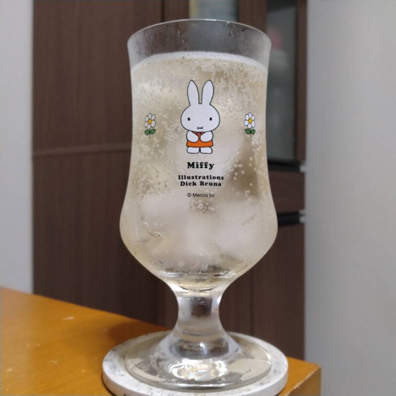 グラスに注いだサントリー新橋トリスバー監修ハイボール〈ピールオレンジ〉