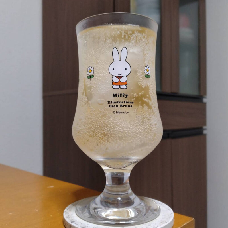 グラスに注いだサントリーティーチャーズハイボール缶