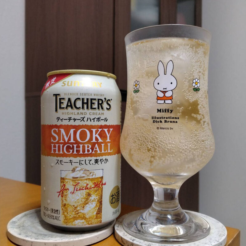 サントリーティーチャーズハイボール缶とグラスに注いだサントリーティーチャーズハイボール缶