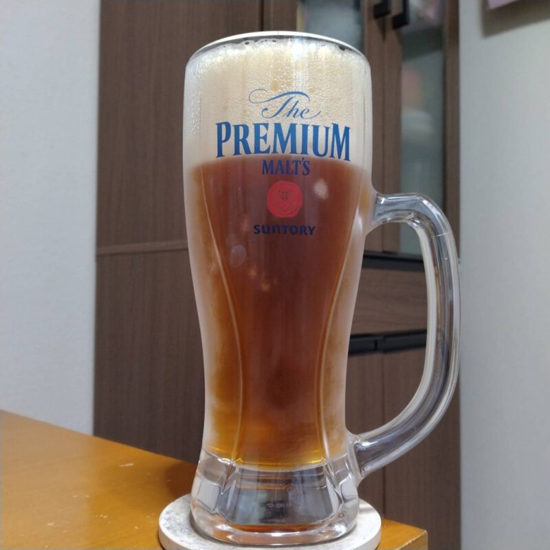 グラスに注いだサントリーザ・プレミアム・モルツ甘美なコク