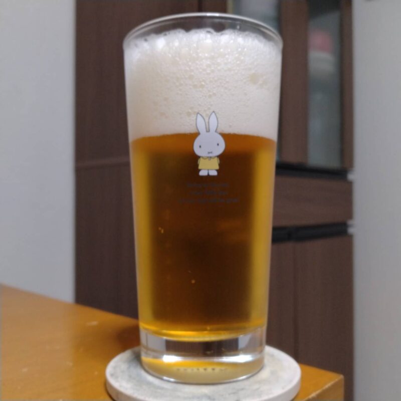 グラスに注いだサントリーコンビニ限定YOASOBI×サントリー生ビールコラボ缶“ヨアソビ―ル”第5弾